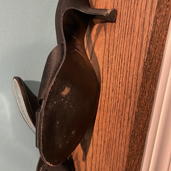 Vtg Black Heels Flower and Satin Bow Detailing - Picture 2 of 4